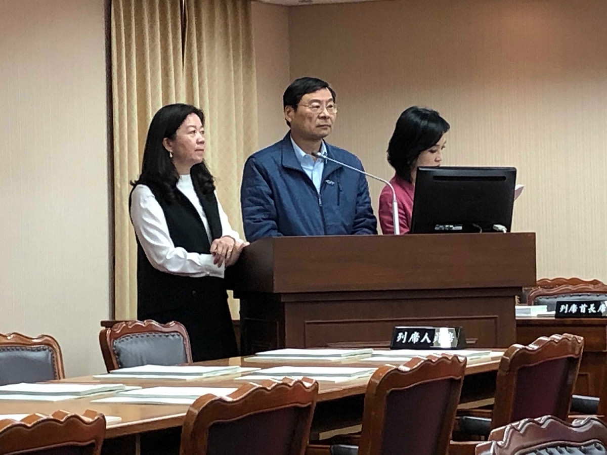 藍委佔據備詢台。 圖：趙婉淳／攝