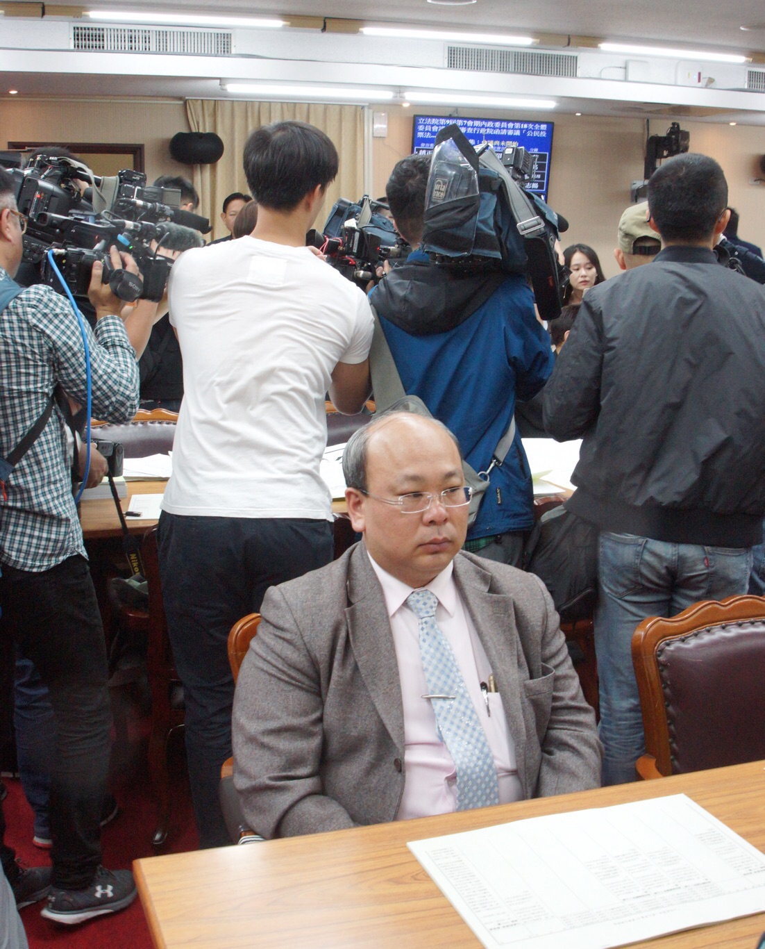 藍委杯葛立法院內政委員會，中選會代理主委陳朝建呆坐台下。 圖：張良一/攝
