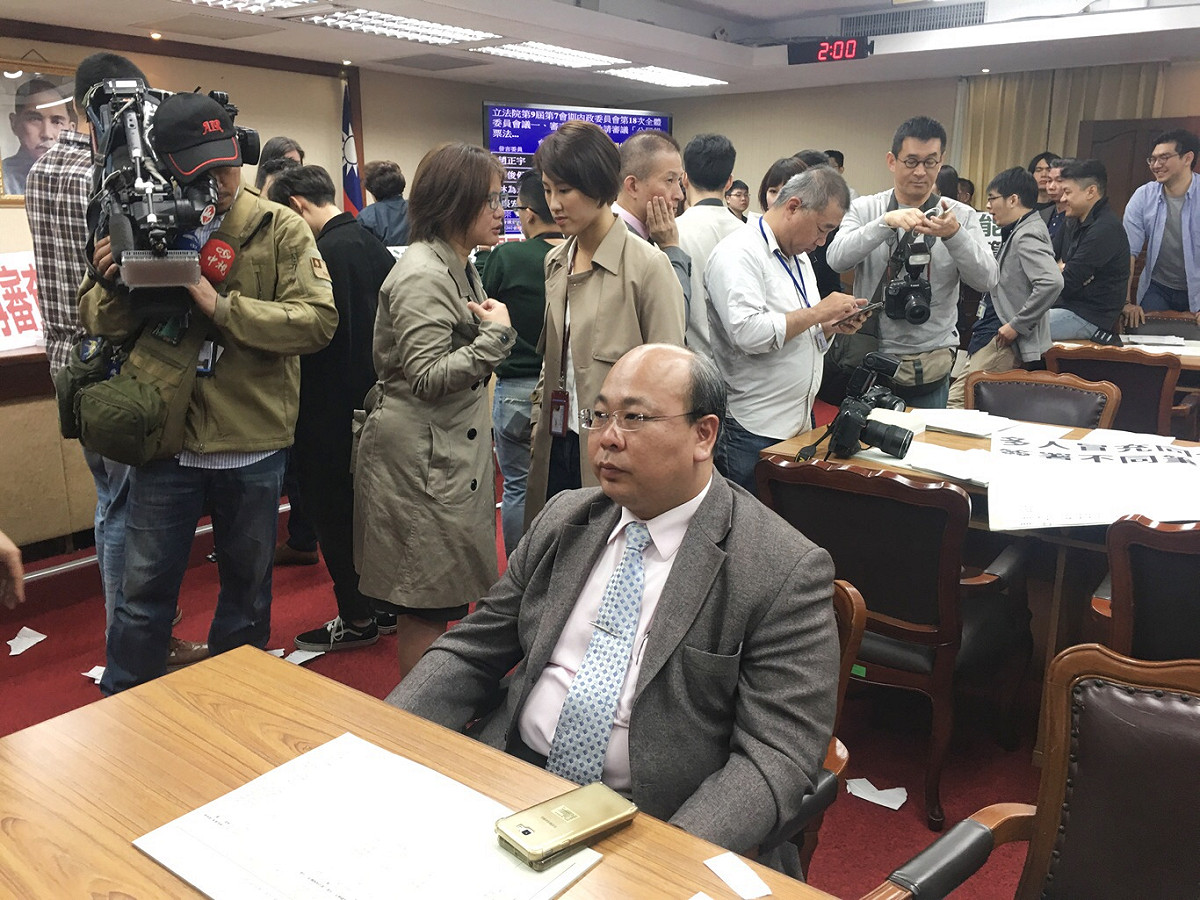 藍委杯葛立法院內政委員會，中選會代理主委陳朝建呆坐台下。 圖：張良一/攝