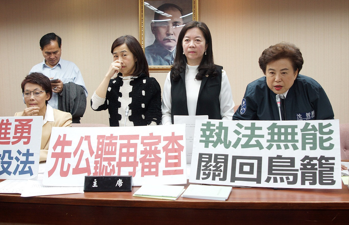 藍委「甲動」突襲委員會，上午8點40分佔據主席台、質詢與備詢台，高呼「退回李進勇，罷審公投法」、「退回鳥籠公投」。 圖：張良一/攝