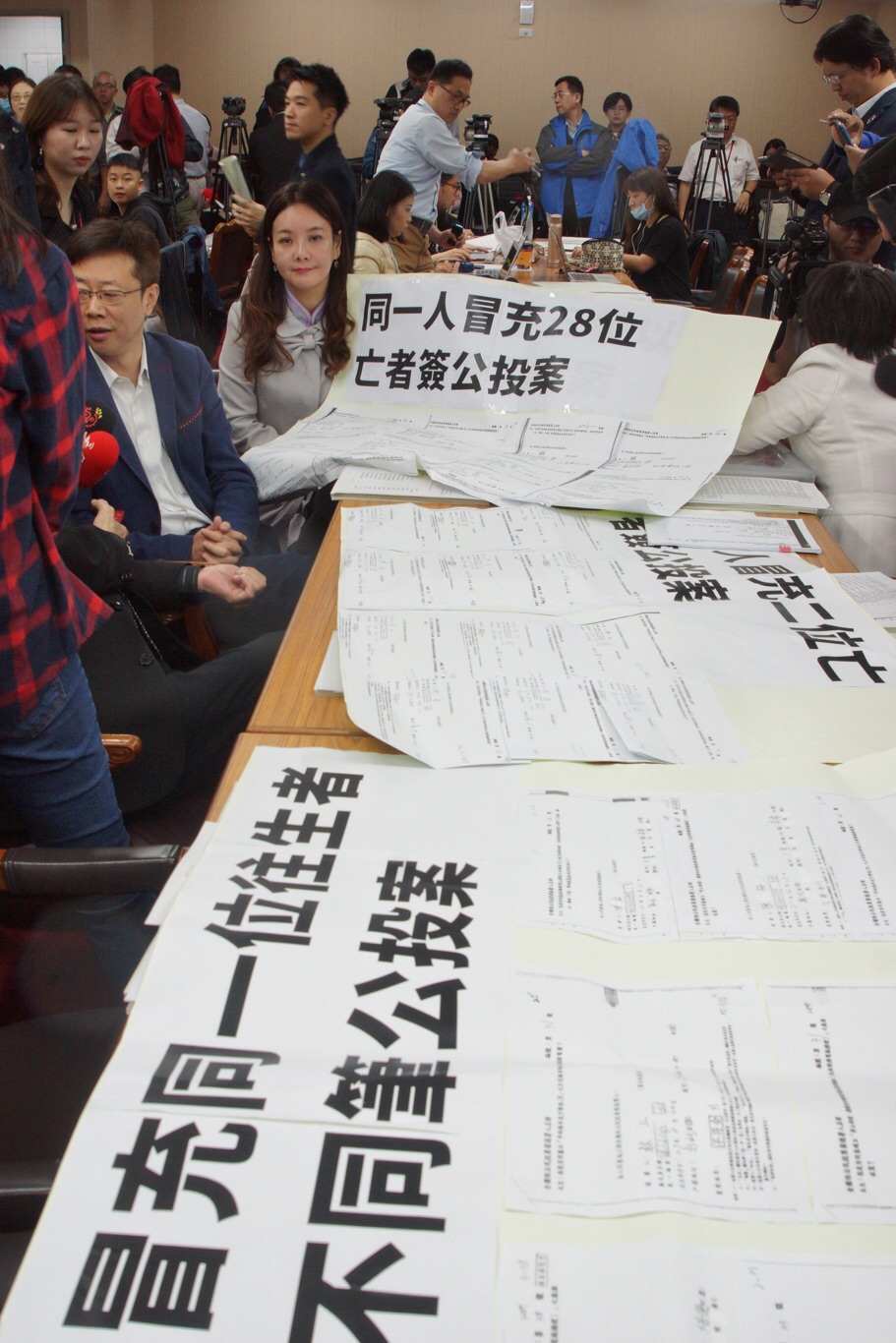 藍委「甲動」突襲立法院內政委員會，綠委則坐在台下冷靜對視。 圖：張良一/攝