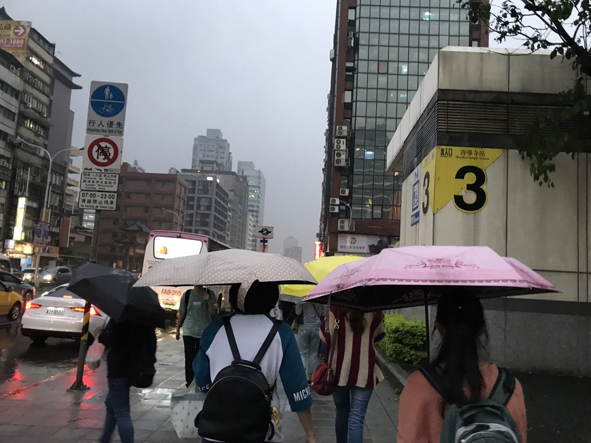 今天（８日）東北季風減弱，不過白天中部以北、東半部地區及南部山區仍有局部短暫陣雨。雨。 圖：閻芝霖/提供