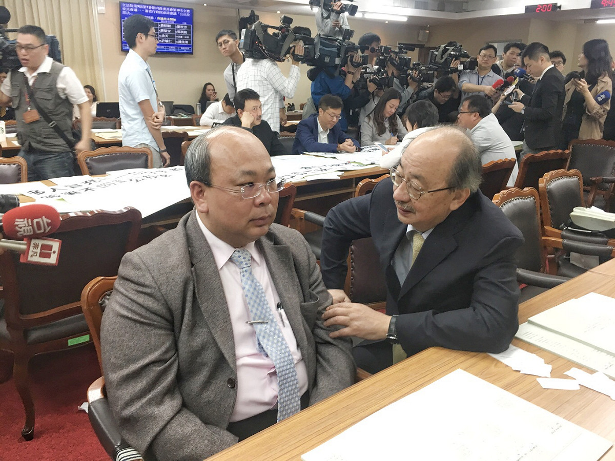 國民黨立委杯葛公投法審查，民進黨團總召柯建銘到場與中選會代理主委陳朝建交換意見。 圖：張良一/攝