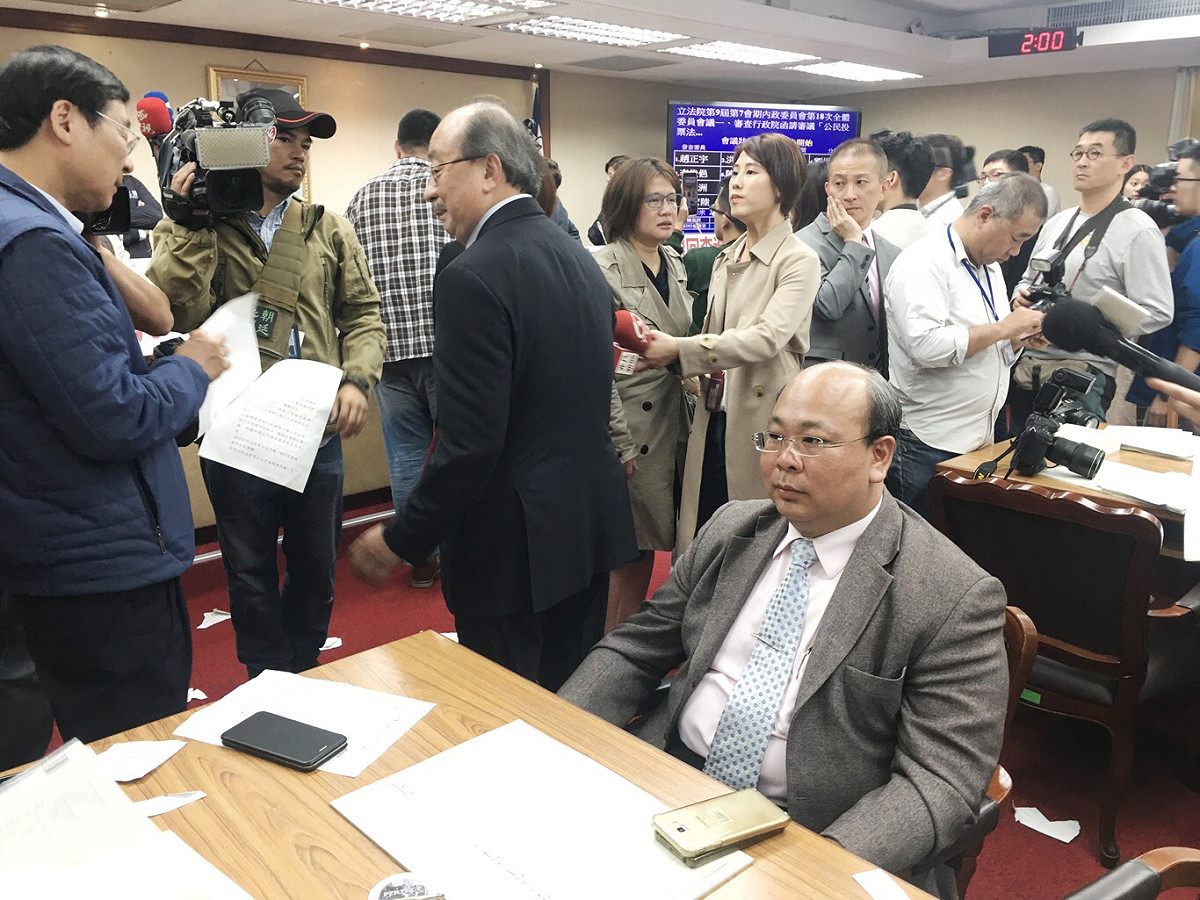 國民黨立委杯葛公投法審查，民進黨團總召柯建銘到場與國民黨立委曾銘宗口舌交鋒。 圖：張良一/攝