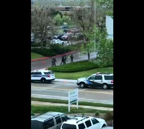 美國科羅拉多州丹佛地區Highlands Ranch的STEM學校槍擊案，警方搜查附近停放車輛。 圖：翻攝自Narietta推特影片