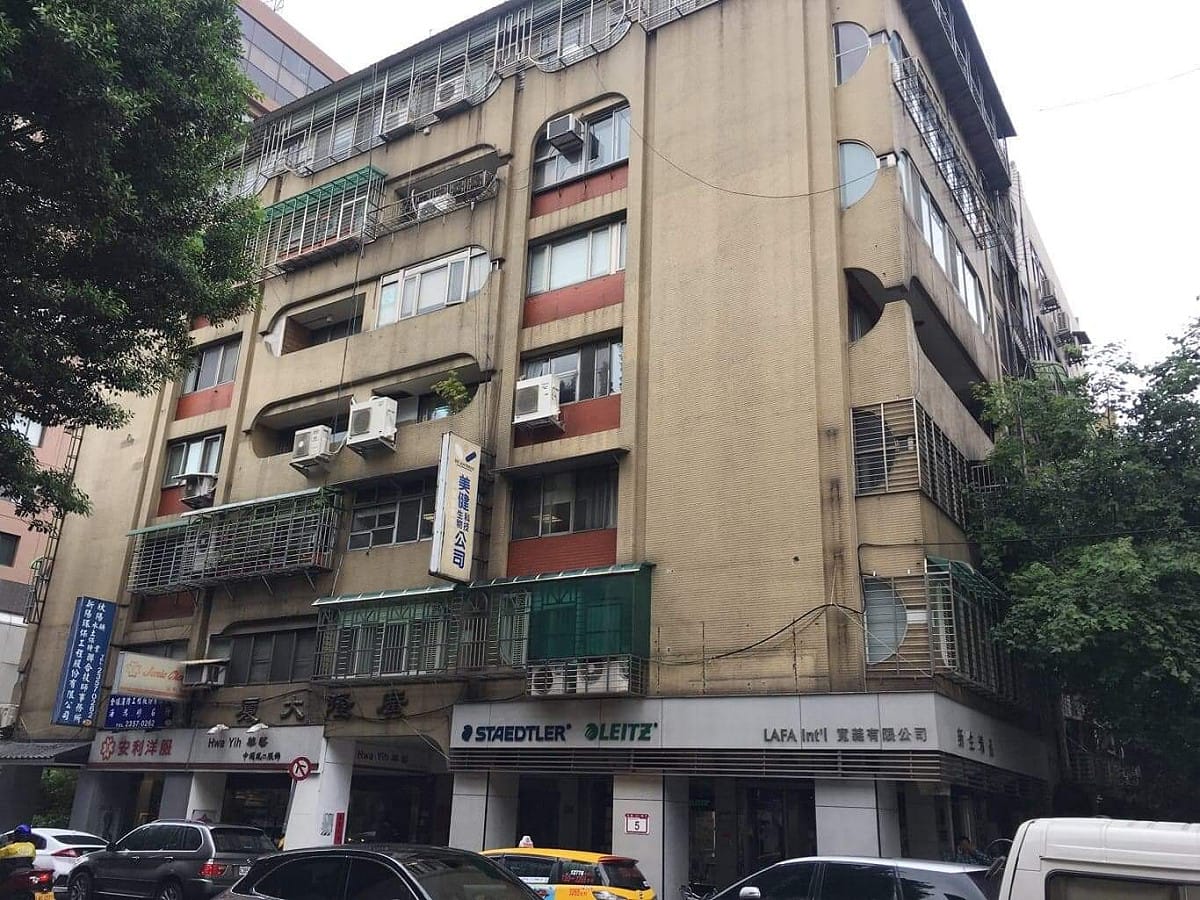 根據今（8）日出版的最新一期《鏡週刊》報導，投入民進黨總統初選的行政院前院長賴清德被，只要在台北有行程，便常態性進出台南市府花公帑租下的台北辦公室（如圖），除貼身助理、網路小編，不少新系公職、幕僚及政商人士都頻頻出入，連久未露面的黨內新潮流系大老吳乃仁也現身操盤，引發公器私用爭議，但賴辦已發布新聞稿回應否認。 圖：張良一/攝