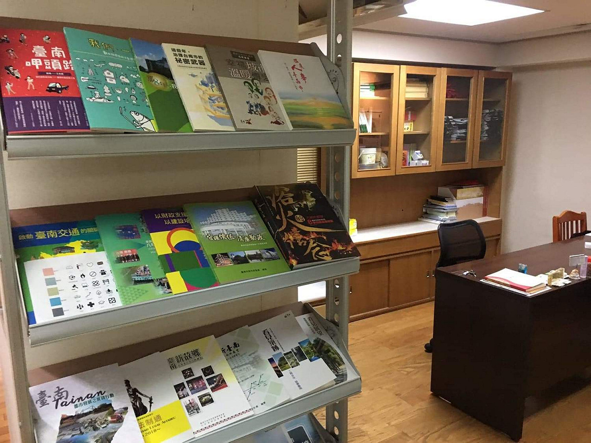 台南市政府台北辦公室，書架上陳列著台南市政相關刊物。 圖：張良一/攝