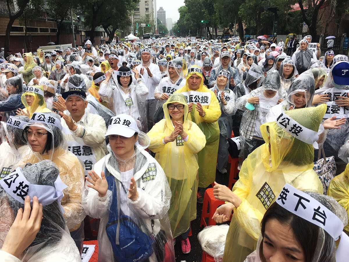 民眾高喊蔡英文下台。 圖：張良一／攝