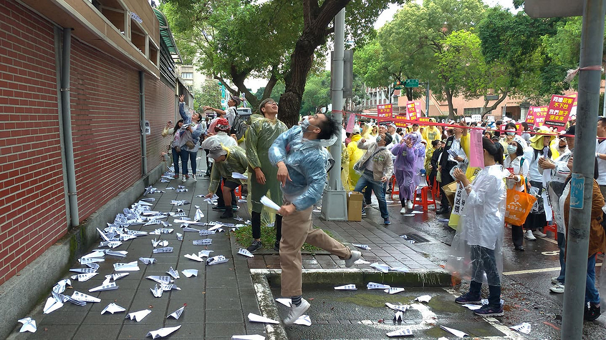 民眾丟飛機到立院。 圖：陳佩君／攝