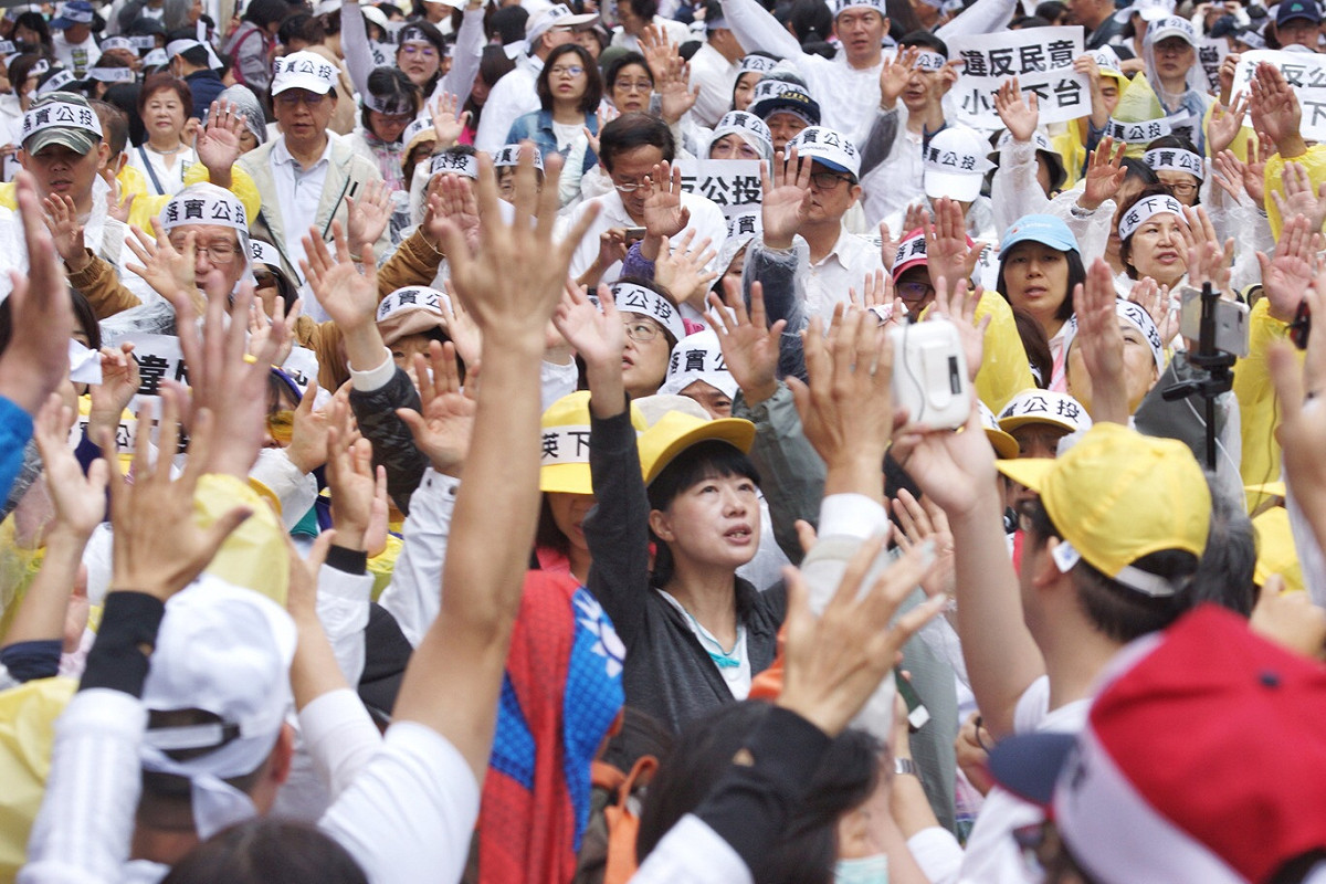 民眾高喊要蔡英文下台。 圖：張良一／攝