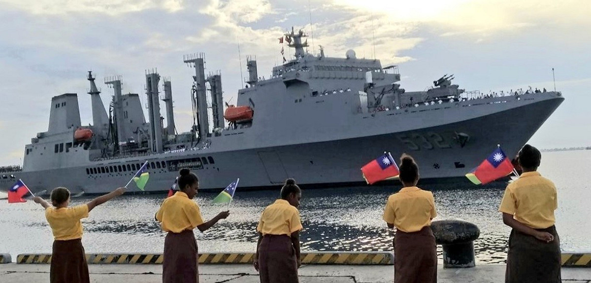 所羅門群島民眾揮舞台灣國旗迎接我國軍艦。 圖：翻攝自台灣外交部推特。