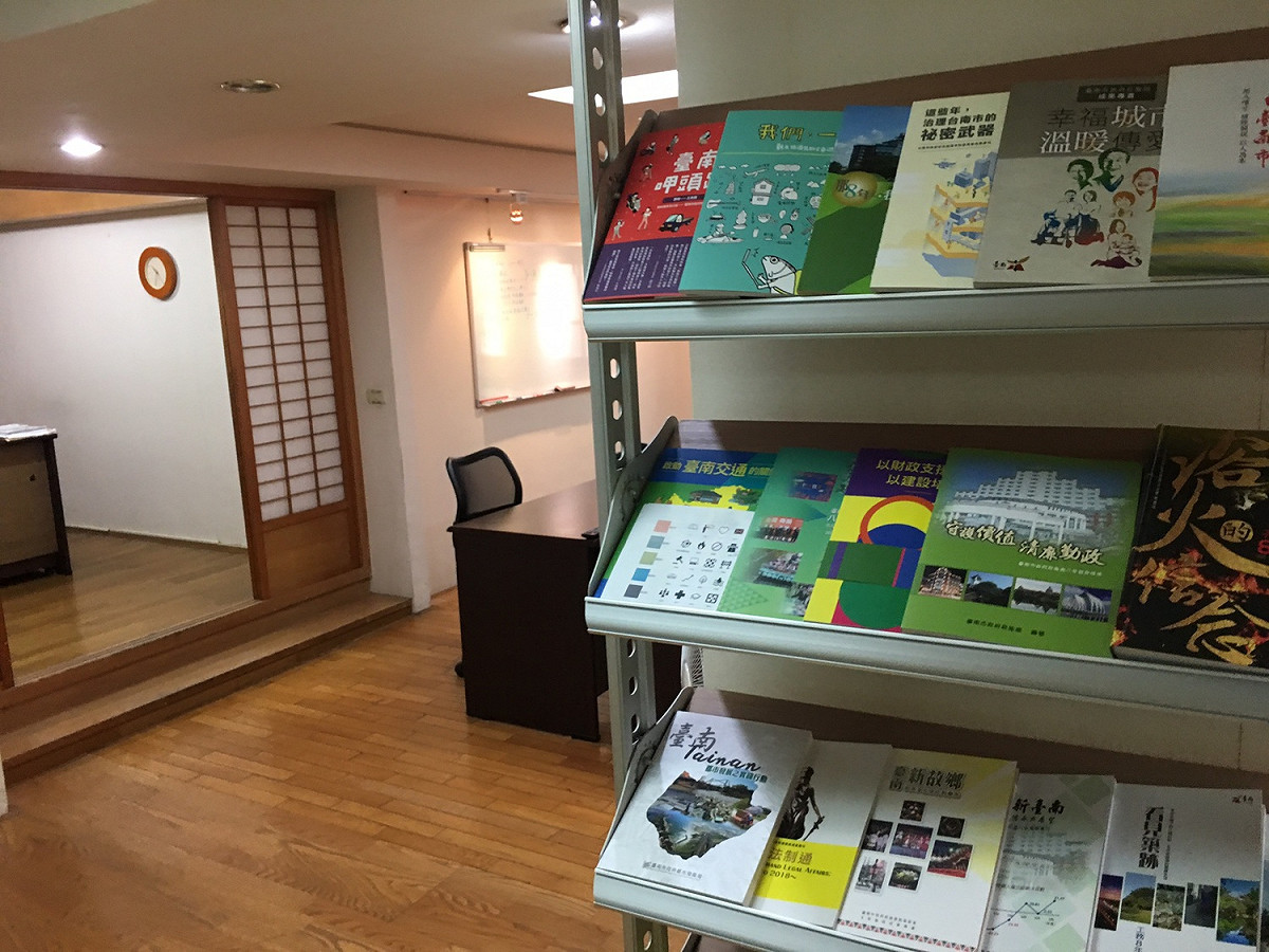 台南市政府台北辦公室，書架上陳列著台南市政相關刊物。 圖：張良一/攝