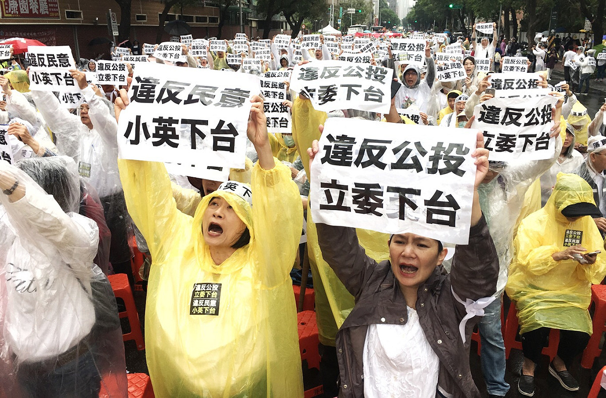 反同民眾舉牌抗議。 圖：張良一／攝