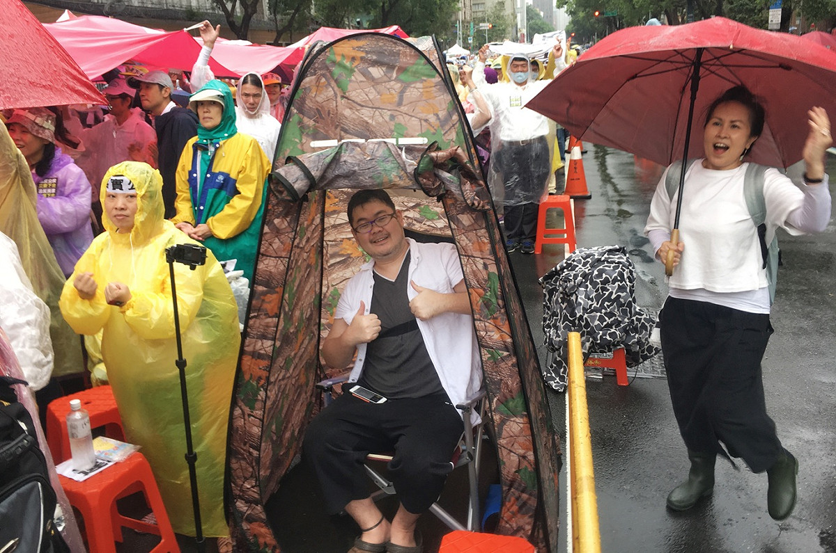 支持同婚的網路名人四叉貓混入反同群眾直播。 圖：張良一／攝