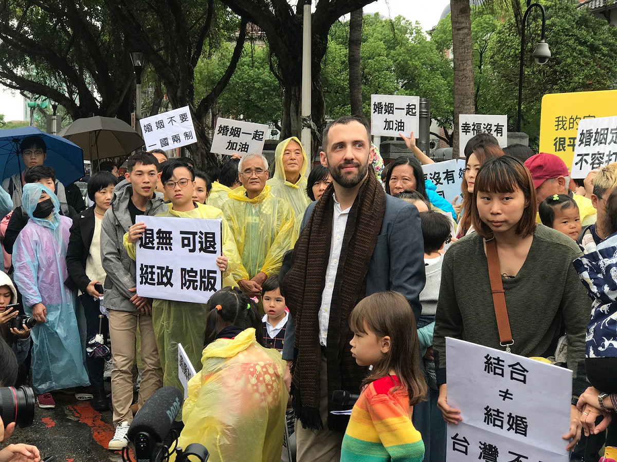 法國籍男同志小羅談到，當年和先生在法國登記結婚，台籍先生不僅可以合法居留，也能透過繼親收養方式成為孩子的父親，來到台灣後雖然可以三代同堂享天倫之樂，他身為外籍人士，卻無法獲得法律保障。 圖／記者許維寧攝