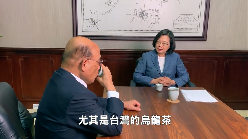 今（8）天中午，行政院長蘇貞昌和蔡英文總統一起泡茶。 圖：擷自影片