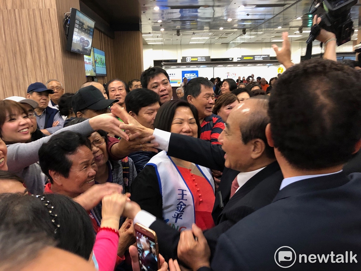 一見到王入境，王金平之友會成員高喊「總統好」、「王金平，凍蒜」，王也向前和粉絲握手致意。 圖：趙婉淳／攝