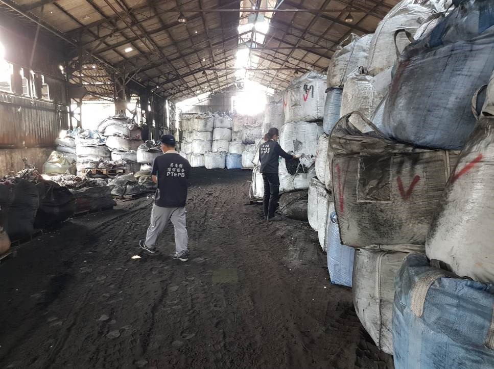 廠房內及空地處皆堆置有裝有廢棄物的太空包，甚至廠房後方空地有露天堆置情形。 圖 : 屏東縣環保局/提供