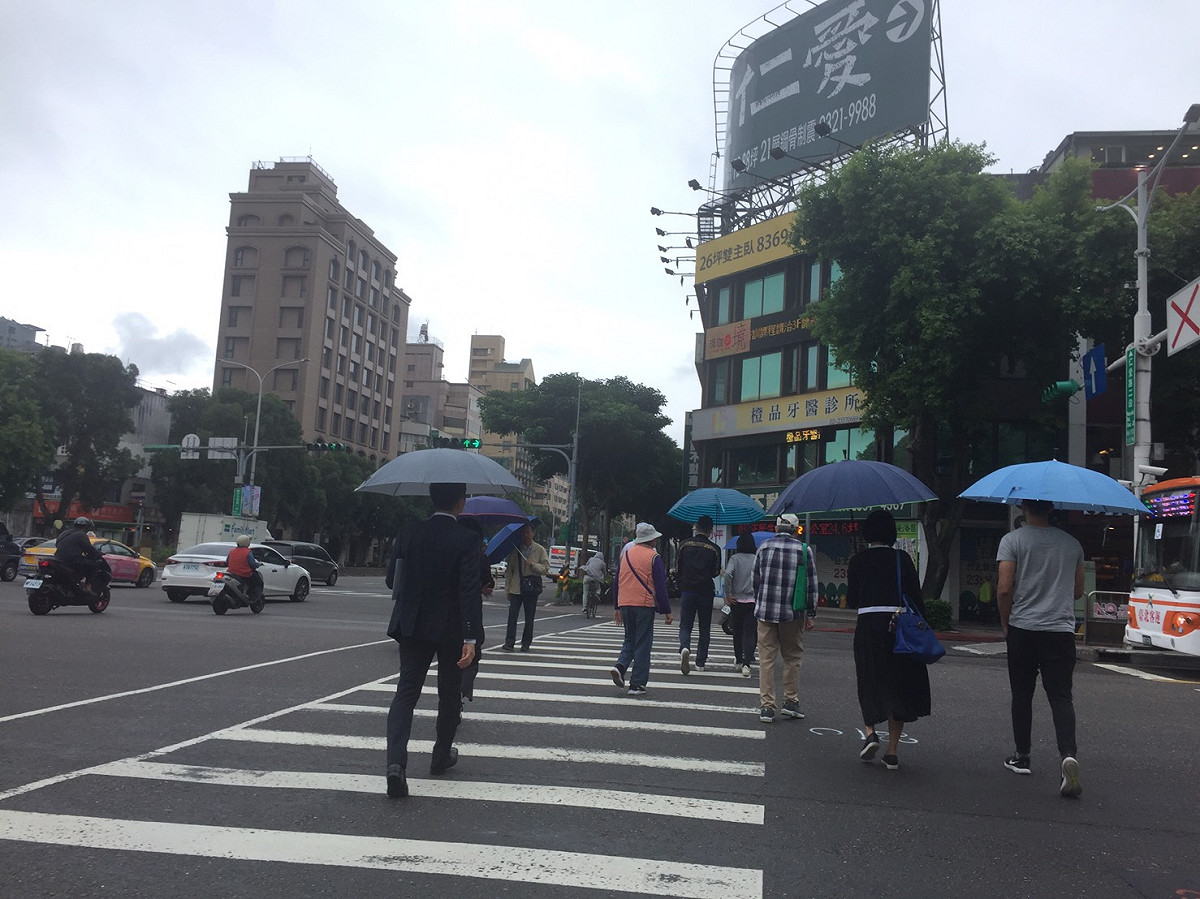 今（9日）日受鋒面影響，各地天氣不穩定，中央氣象局提醒民眾外出帶傘。 圖：閻芝霖/提供