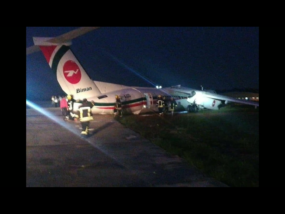 孟加拉航空公司（Biman Bangladesh Airlines）一架從達卡飛往緬甸仰光班機，今天晚間於惡劣天候下在仰光國際機場降落時衝出跑道，造成至少17人受傷，客機也嚴重受損。 圖：翻攝自Youtube