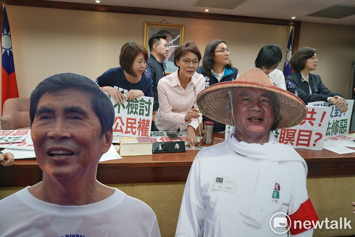 國民黨立委拿出林義雄和蔡同榮的人形立牌，要求林義雄踹共。 圖:張良一/攝