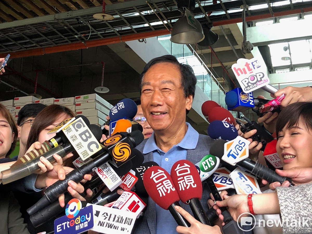 鴻海董事長郭台銘上午到台北花市採購鮮花給母親。 圖：趙婉淳／攝
