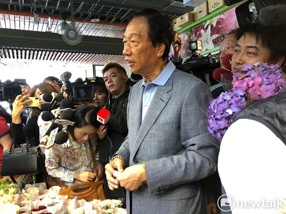 鴻海董事長郭台銘上午到台北花市採購鮮花給母親。 圖：趙婉淳／攝