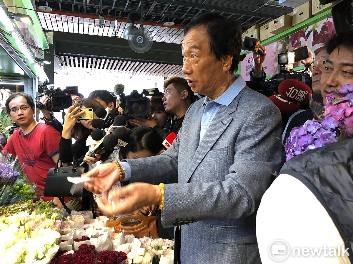 鴻海董事長郭台銘上午到台北花市採購鮮花給母親。 圖：趙婉淳／攝