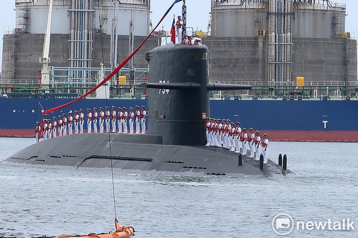 海龍號潛艦行經高雄港。 圖：林朝億/攝(資料照片)