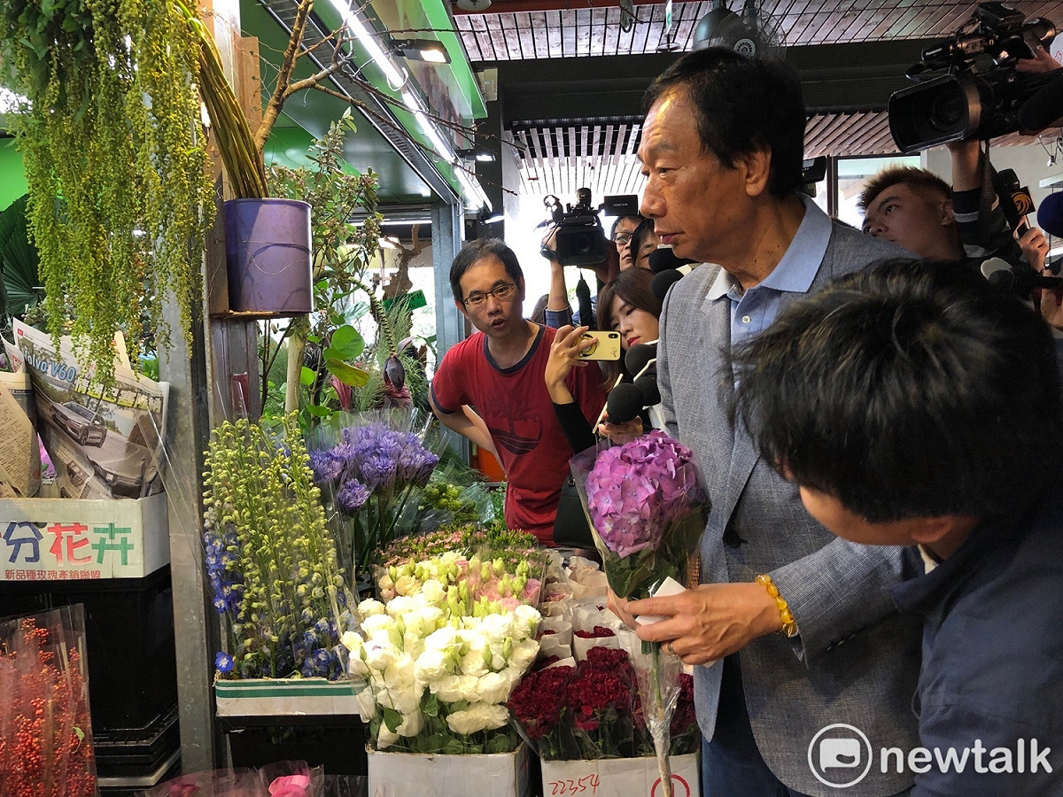 鴻海董事長郭台銘上午到台北花市採購鮮花給母親。 圖：趙婉淳／攝