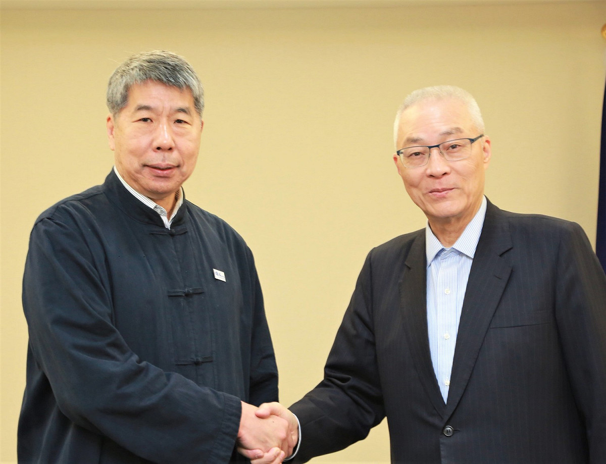 國民黨主席吳敦義上午與孫文學校總校長張亞中會晤。 圖：國民黨提供