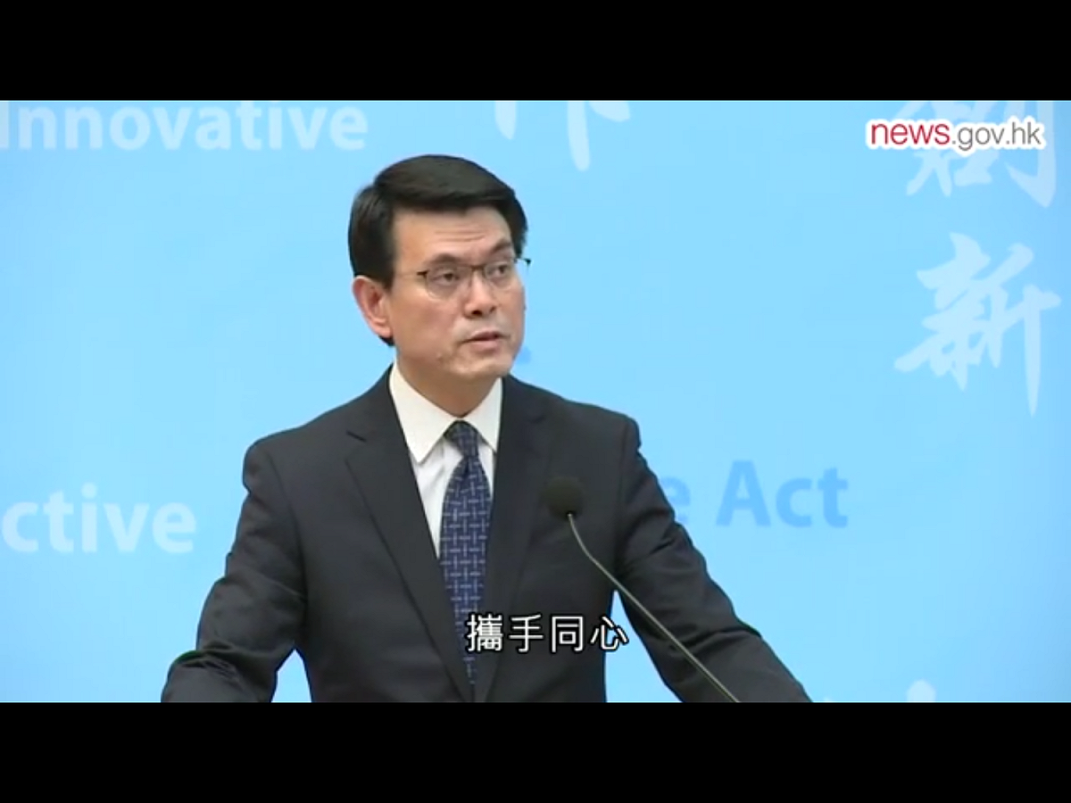 美國國會美中經濟安全委員會日前發表報告，批評香港當局修訂逃犯條例，並指此舉會影響營商環境。但香港商務及經濟發展局長邱騰華（如圖，資料照片）回答媒體時說，修訂逃犯條例會影響營商環境是「拉（扯）得太遠」。 圖：翻攝自香港政府新聞處