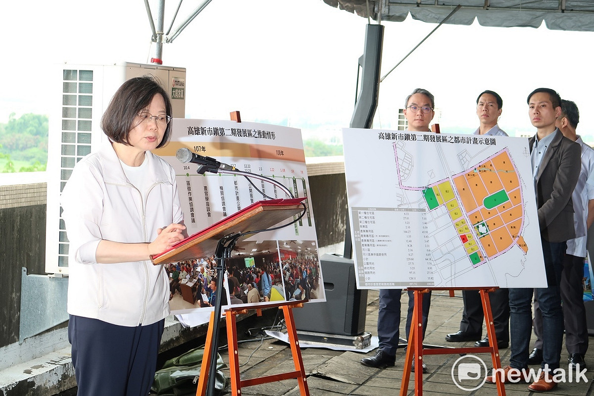 總統蔡英文9日視察橋頭科學園區。 圖：林朝億/攝