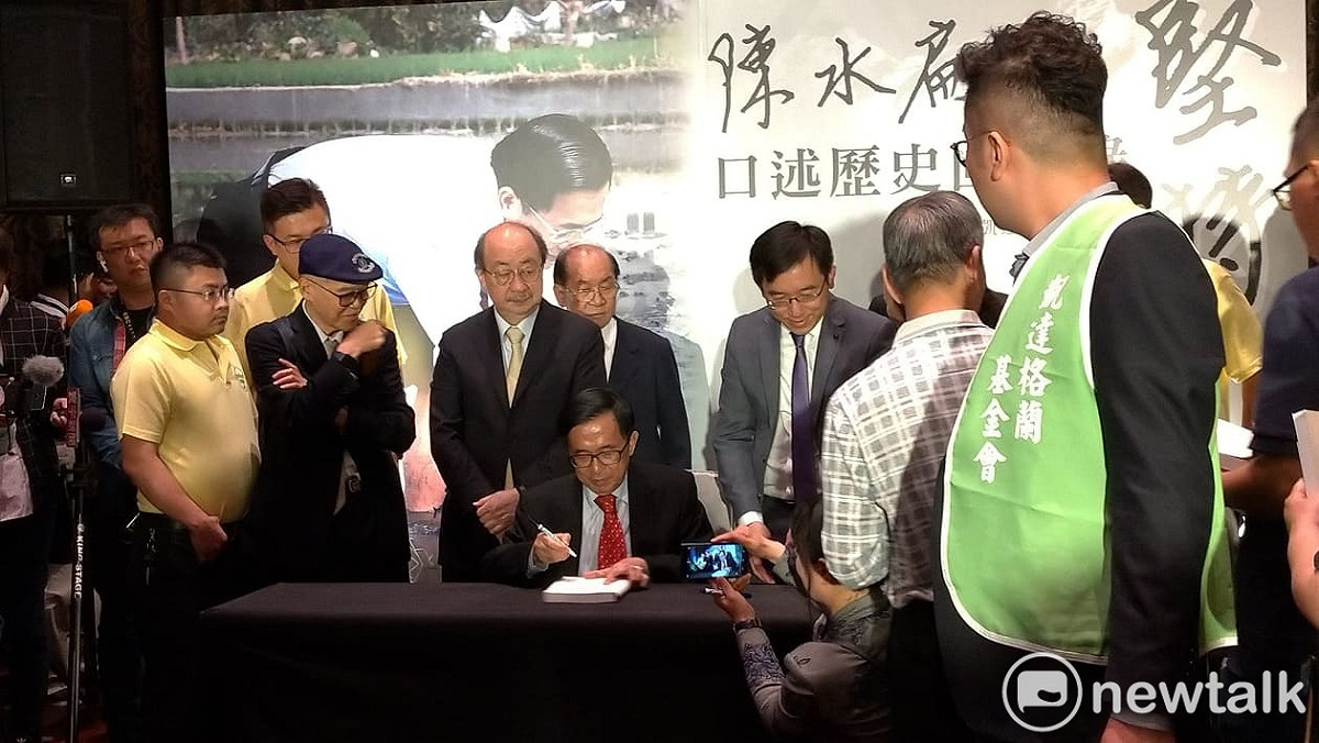 阿扁難得穿上西裝替支持者簽書。 圖：陳佩君/攝