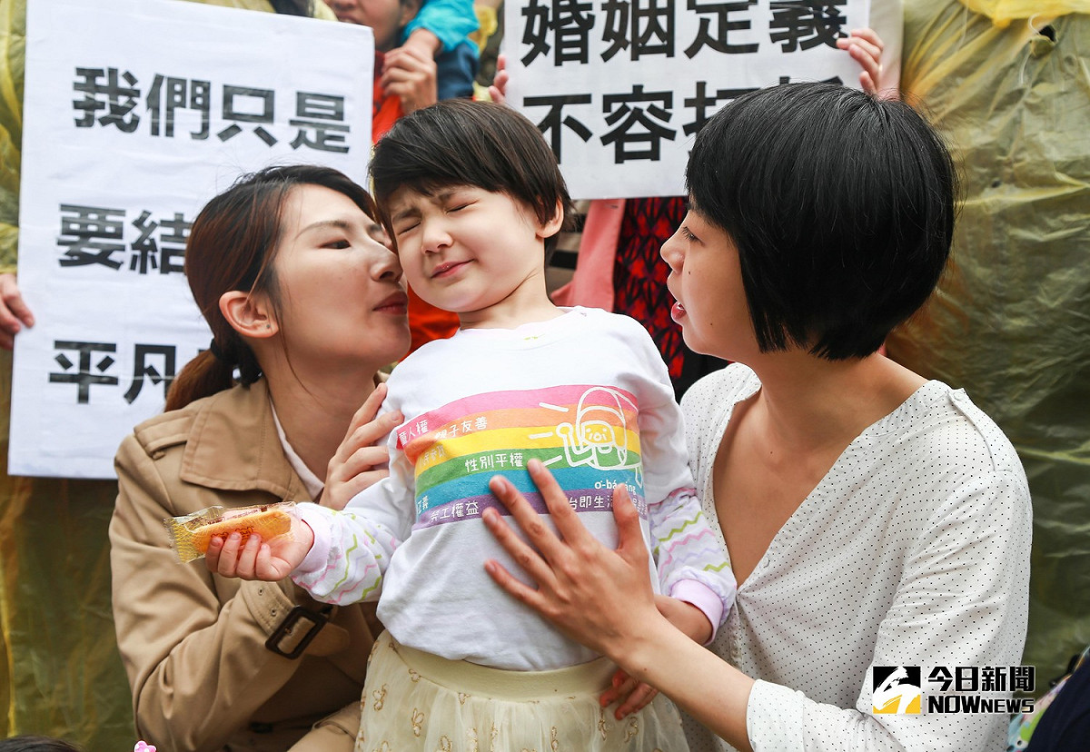 立法院院長蘇嘉全今（9）日針對同性婚姻專法草案主持朝野協商，裁示14日將進行逐條審查，並於17日進行院會最終表決。婚姻平權大平台稍早回應，表示只有行政院的版本肯認「同性婚姻」，也是唯一符合公投結果、又符合大法官748字號釋憲意旨的版本。 圖／記者葉政勳攝