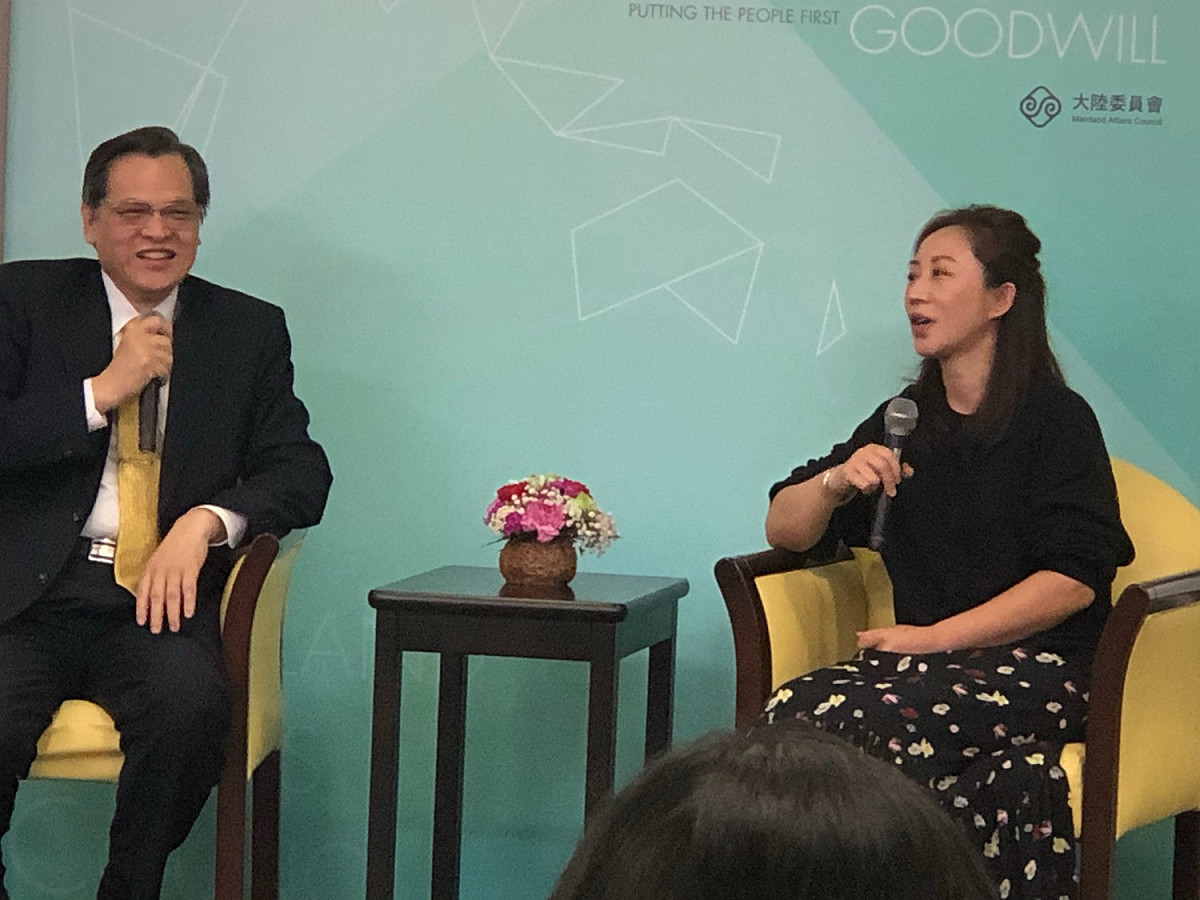 陸委會主委陳明通和微電影中親自演出的陸配李海蓉座談。 圖：謝莉慧/攝