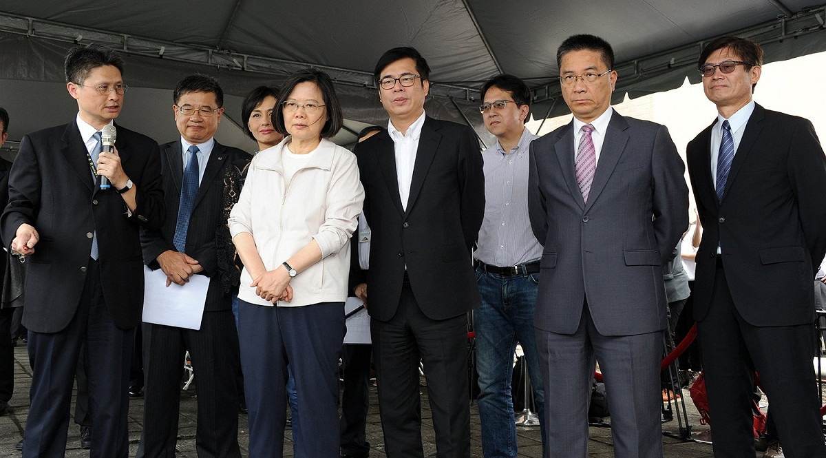 行政院副院長陳其邁今（9）晚在臉書發文「高雄發展新願 橋頭科學園區實現」。 圖：擷自陳其邁臉書