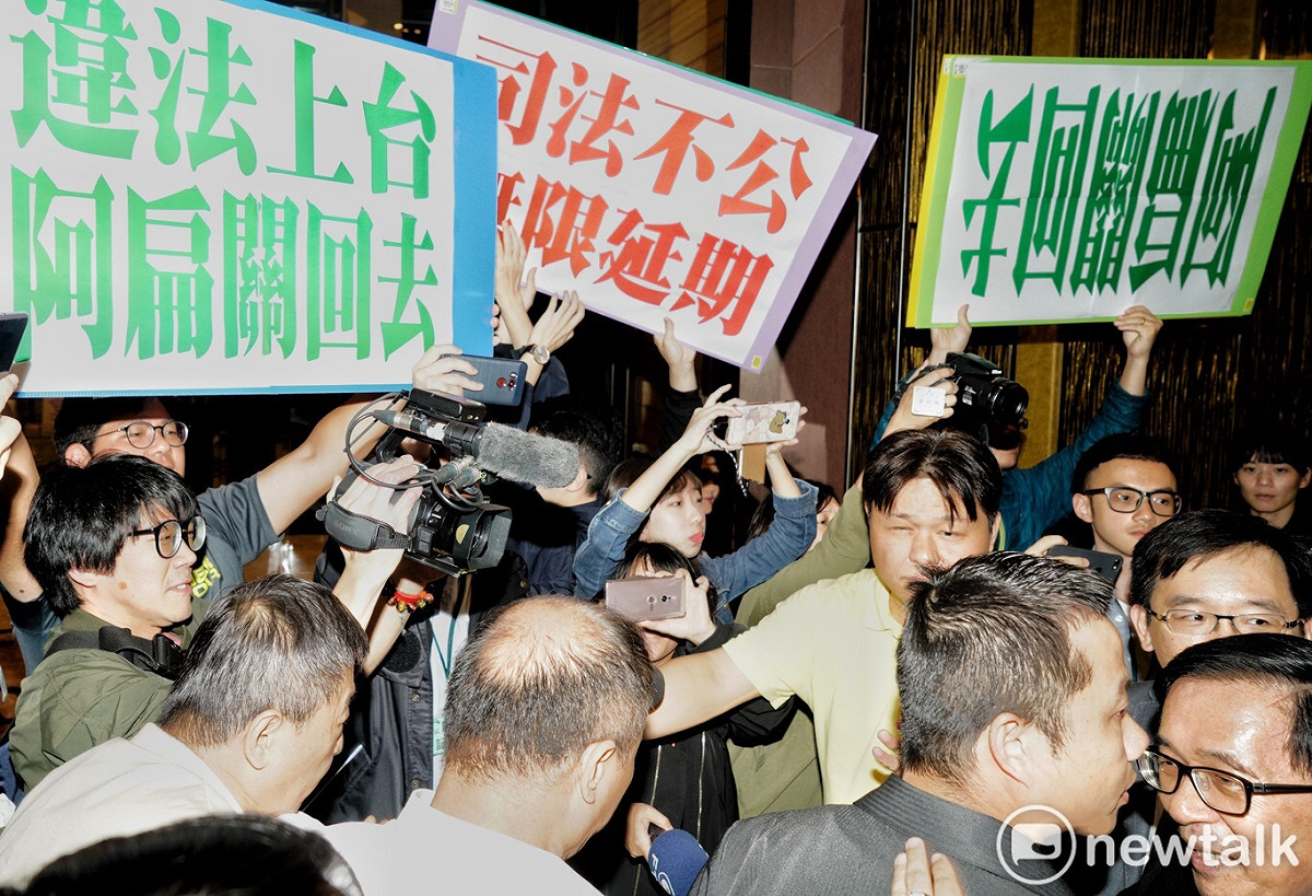 前總統陳水扁（右下）參加凱達格蘭學校餐會暨簽書會，遭遇反扁人士抗議。 圖：張良一/攝