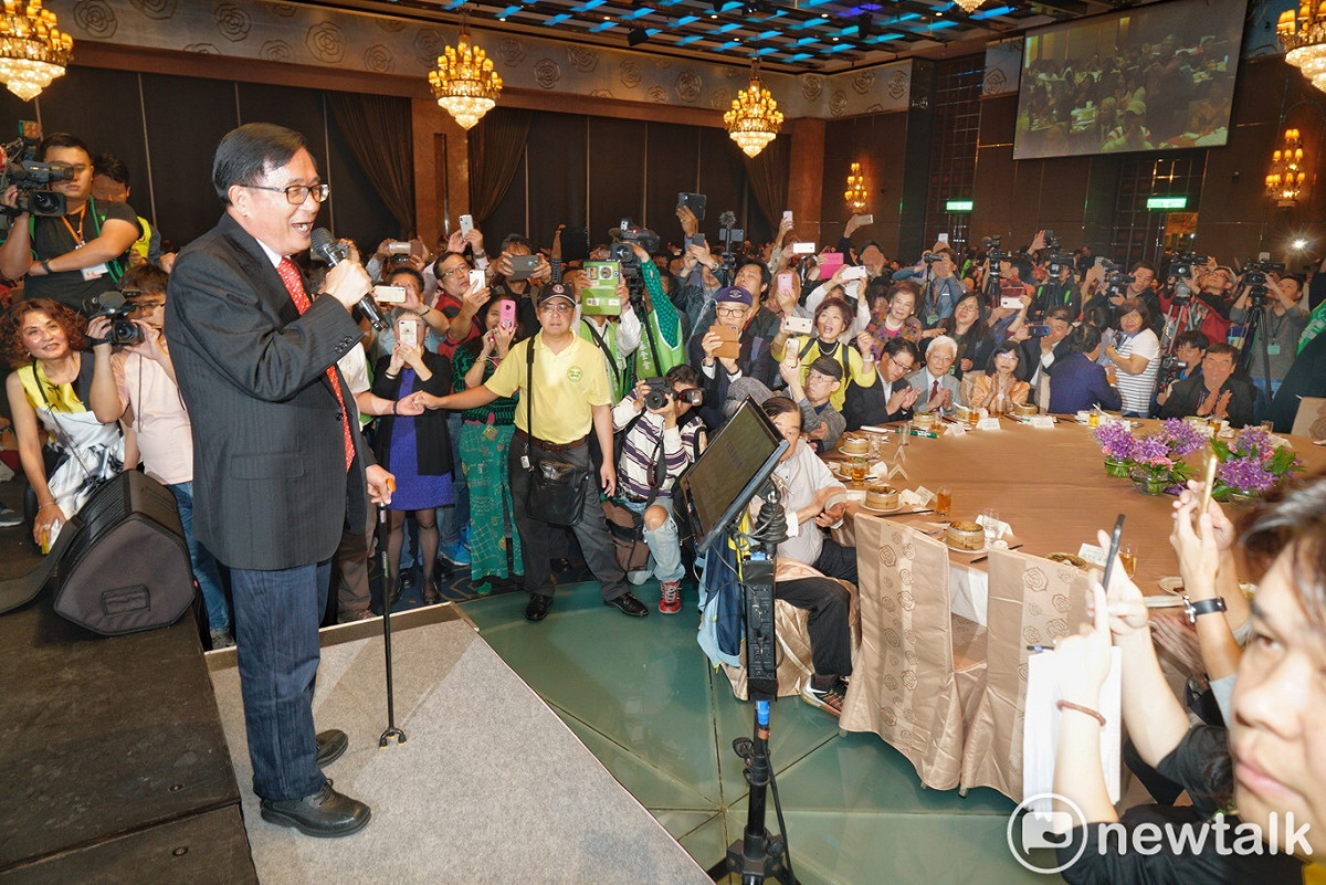 前總統陳水扁參加凱達格蘭學校募款餐會，以站在肥皂箱方式，突破中監限制，開心高歌。 圖：張良一/攝(資料照片)