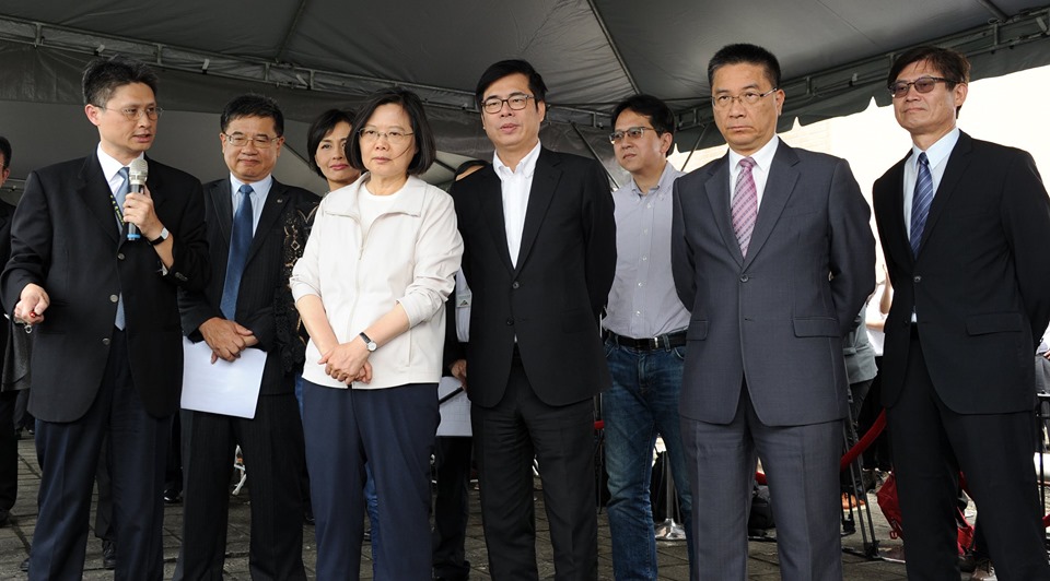 行政院副院長陳其邁落選後仍心繫高雄，繼續推動地方發展，讓網友激動大喊「我挺其邁，我驕傲」 圖：陳其邁臉書