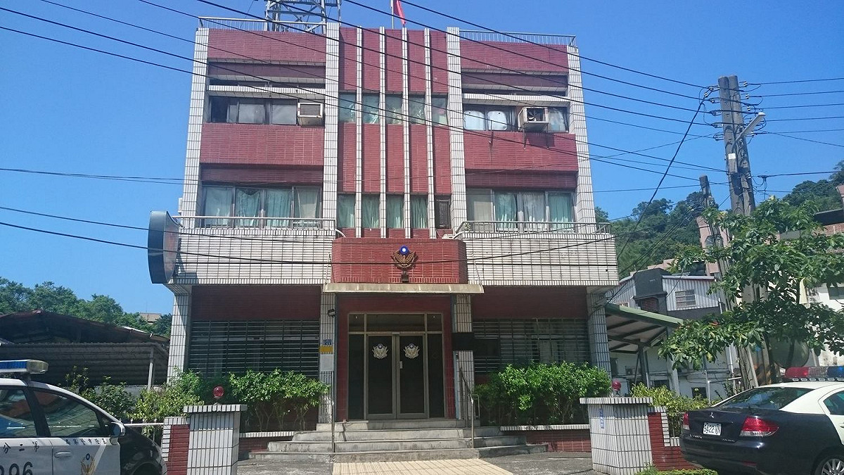 因辱罵議員的林姓男子非現行犯，警方帶他到基隆市警深澳坑派出所詢問後，已讓他離去。 圖：取自深澳坑派出所臉書