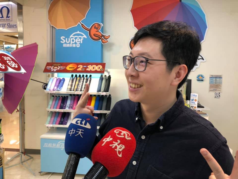 桃園市議員王浩宇日昨被爆料經營的襪子、雨傘店，在高雄有3間分店，接受「親韓」媒體的訪問。 圖：翻攝王浩宇臉書