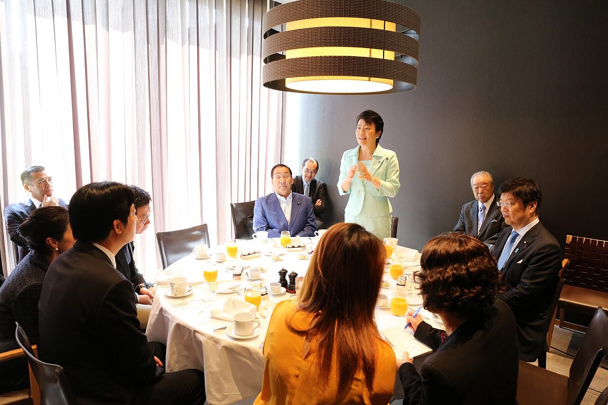 目前擔任日本自民黨參議院政策審議會長的女性參議員有村治子（站立者）表示，賴清德的政治敏感度很高，選了這個時機到訪，因為日本國會將表決通過一個全民適用3到5歲幼兒上幼稚園免學費的重大政策。 圖：賴清德行動辦公室/提供