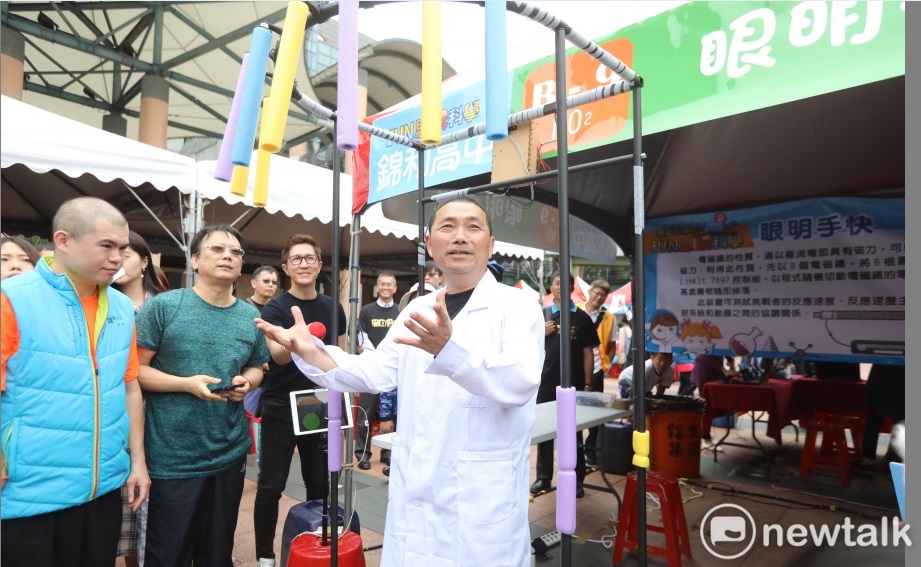 新北市108年度科學教育嘉年華今天登場，市長侯友宜化身侯博士，親身體驗空氣砲等關卡。 圖：王峻昌/攝
