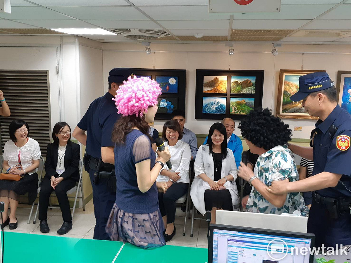 嘉義市政府今天啟動戶政人臉辨識系統，記者會以幽默劇開場。 圖：蔡坤龍/攝