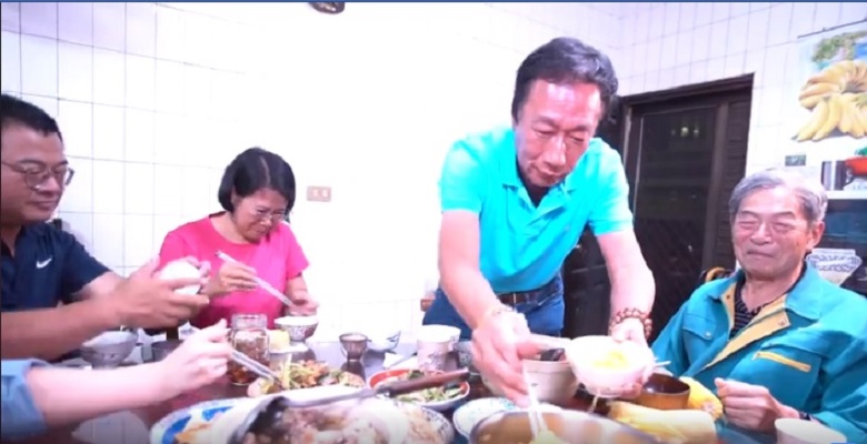 郭台銘在曾姓友人家吃晚餐。 圖：翻攝郭台銘臉書