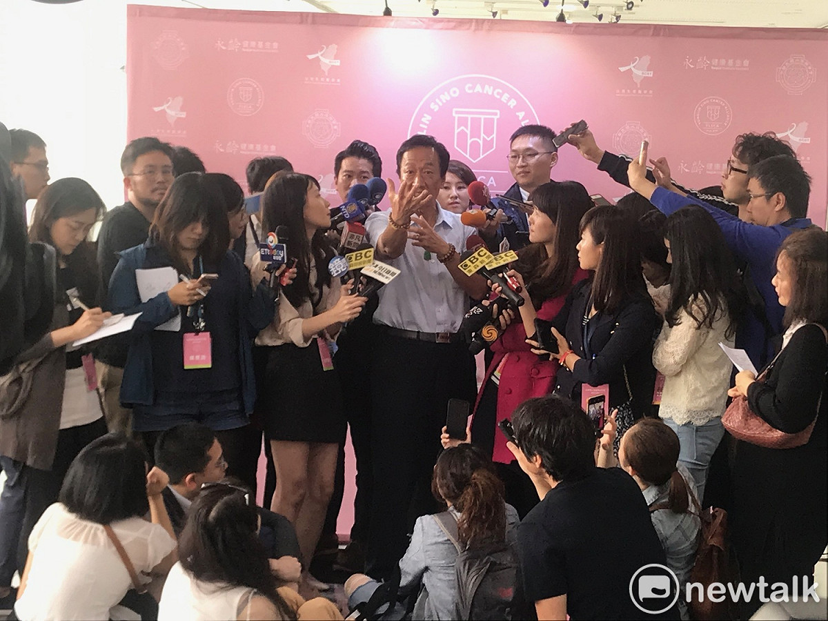 鴻海董事長郭台銘生動還原當天自己幫攝影記者綁鞋帶的情形。 圖：周煊惠 ／攝