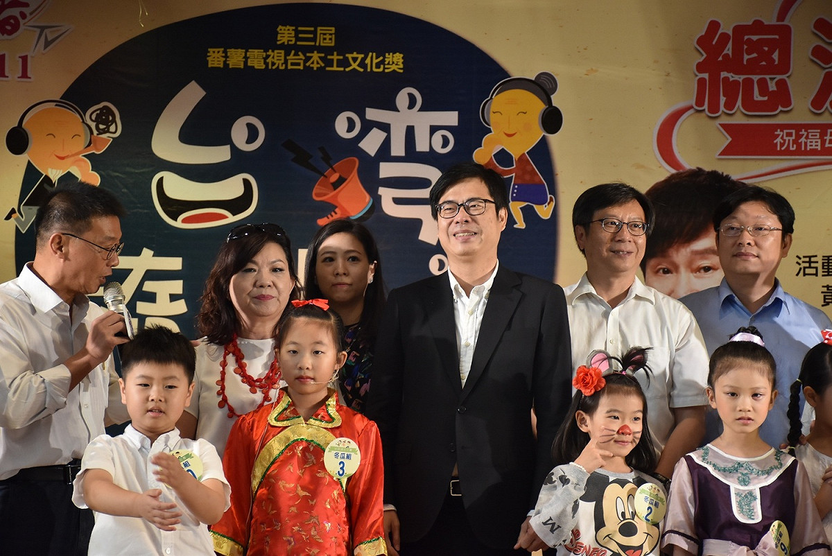 陳其邁(中)與參加台語講古比賽的小朋友與家長合影。 圖  :   孫家銘／攝