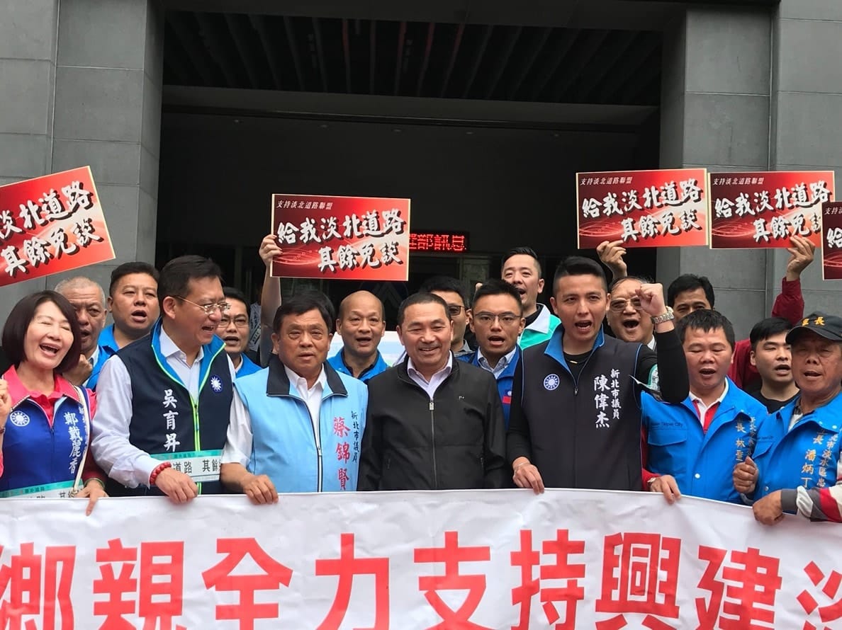新北市長侯友宜8日率官員親自出席環評會議，淡水各界也動員陳情，爭取環評過關。 圖：取自議員陳偉杰臉書