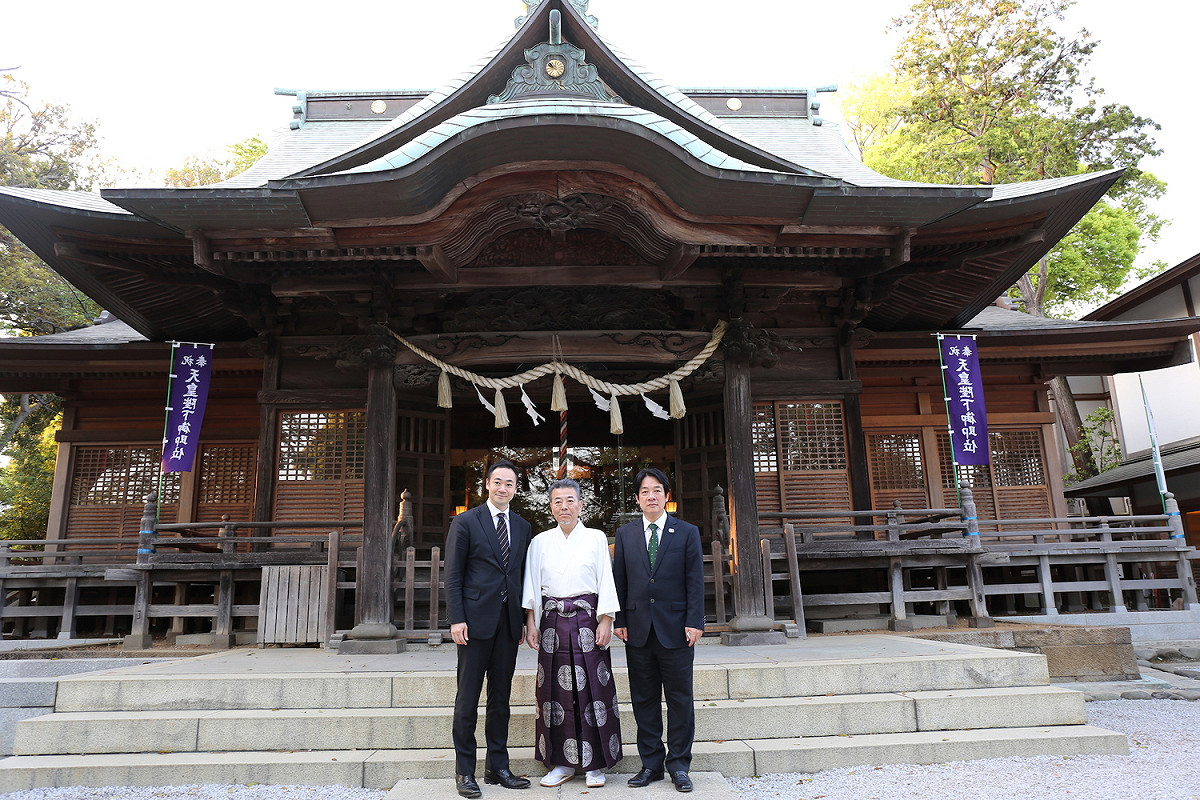 日本財務副大臣、眾議員鈴木馨祐帶賴清德到已有一千多年歷史的師岡熊野神社参拜。 圖：賴清德辦公室/提供
